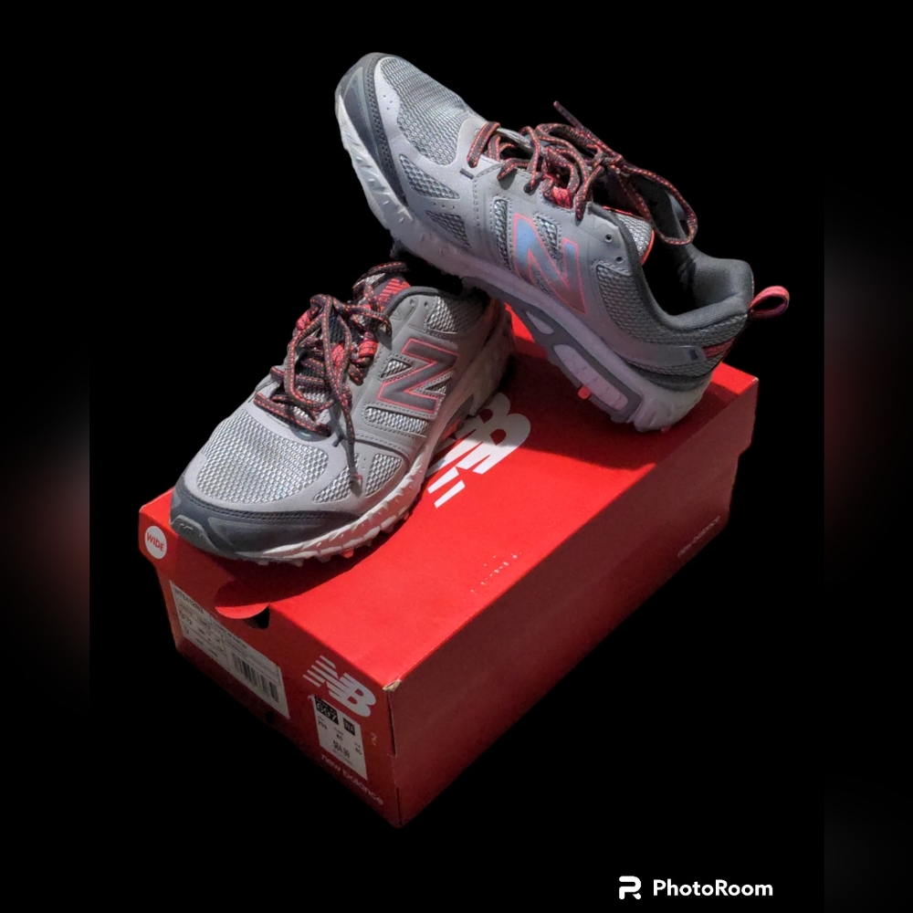 New Balance Women's 9.5 Wide Trail Runners